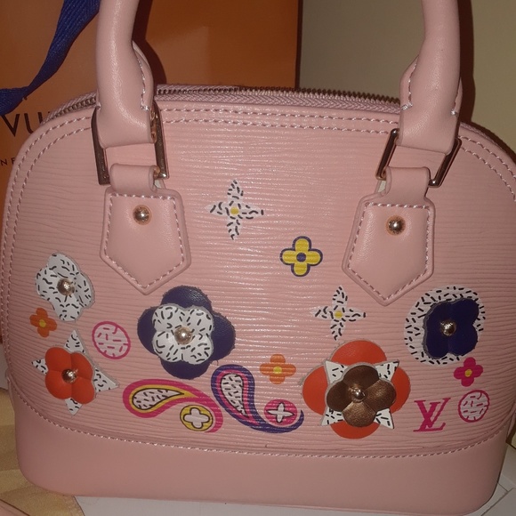 Louis Vuitton Handbags - Adorable pink handbag excellent condition